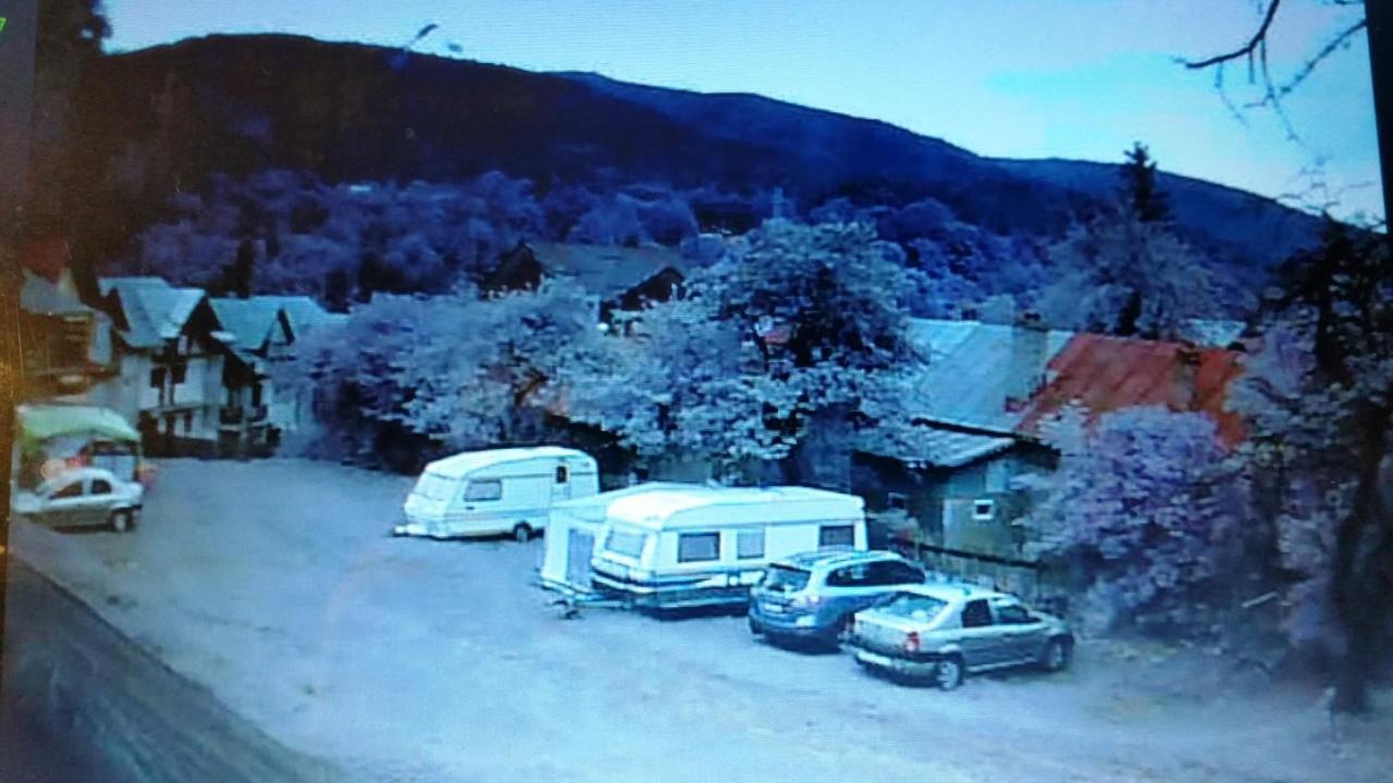 Camping Aviator, Numai Teren, Campare Pentru Rulote Autorulote Personale, Campingul Nu Are Rulote !!! Buşteni Esterno foto